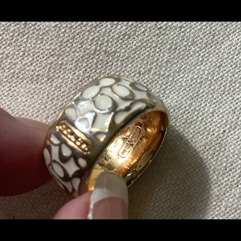 White enamel Vintage Coach logo ring. Size 5 1/2 - Picture 3 of 4